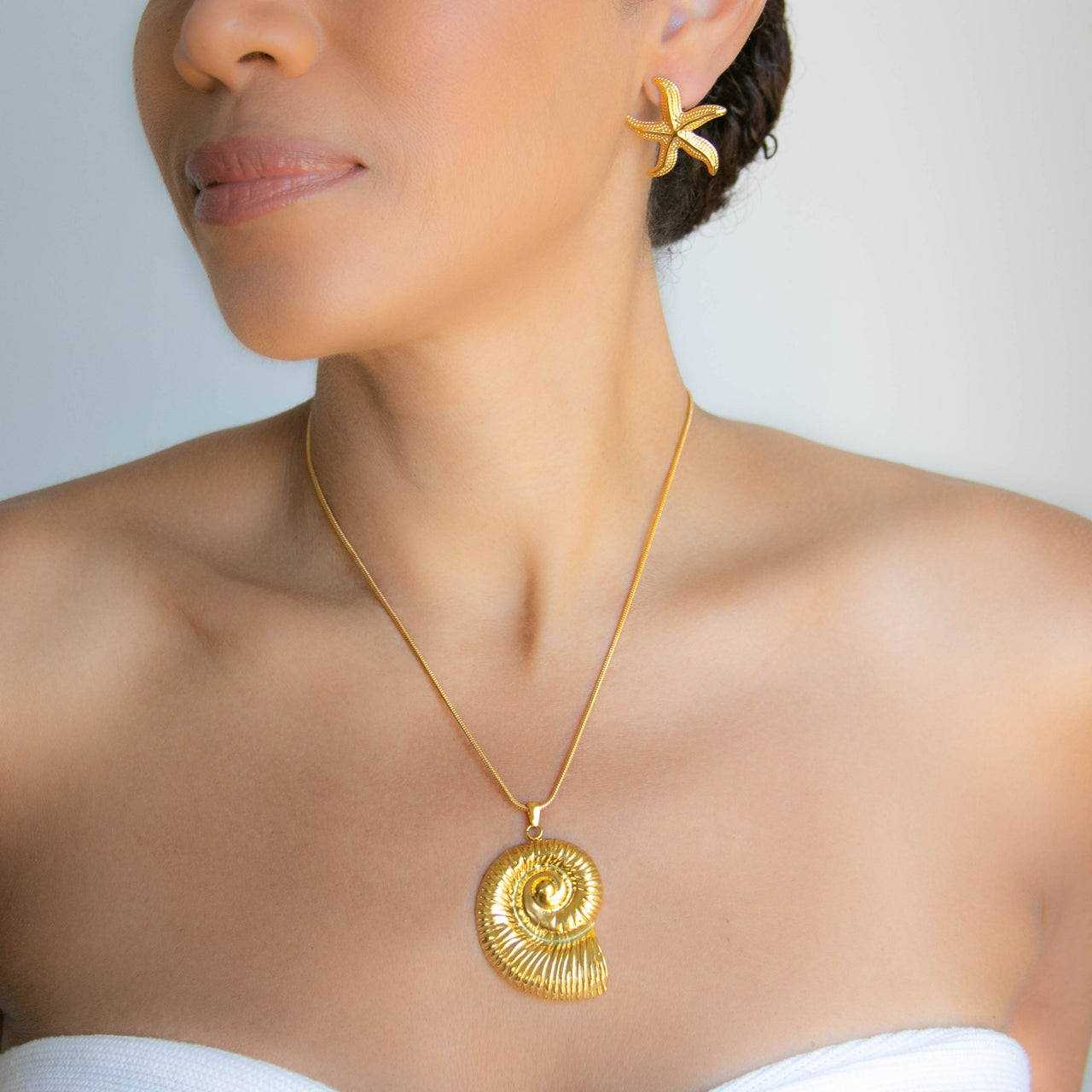 CONCHA SHELL PENDANT NECKLACE
